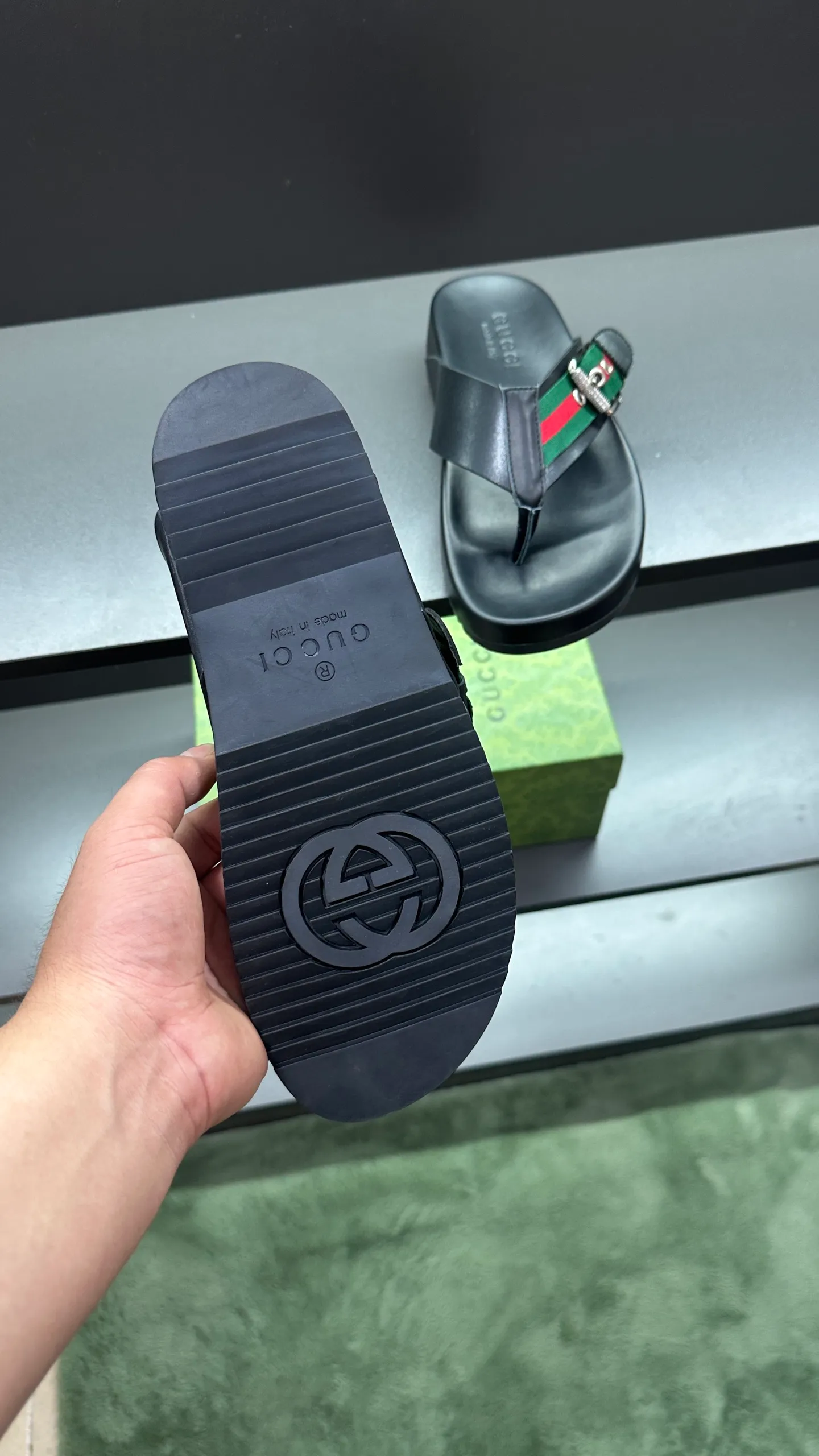 [G Home New Style] P: 300💰Men's size 39~45, (46. Customized) This slipper is made of GG polyester fiber and is decorated with a Gucci label on the front, which adds a striking logo feel to the style. "Gucci Made in Italy" stamped label Rubber sole Flat Made in Italy